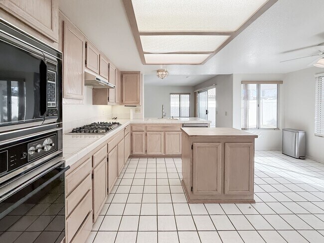 Building Photo - 40041 Zamura Ct