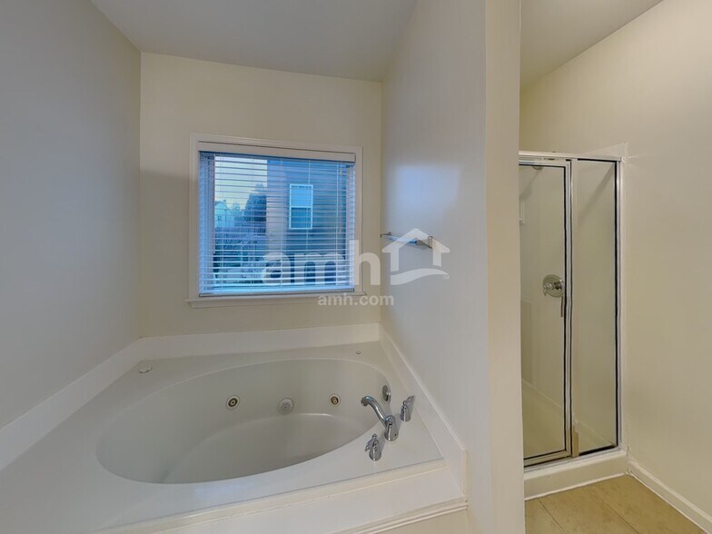 Building Photo - 1823 Madrid Falls Dr