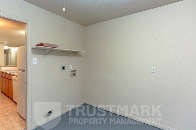 Building Photo - 932 Maplewood Dr