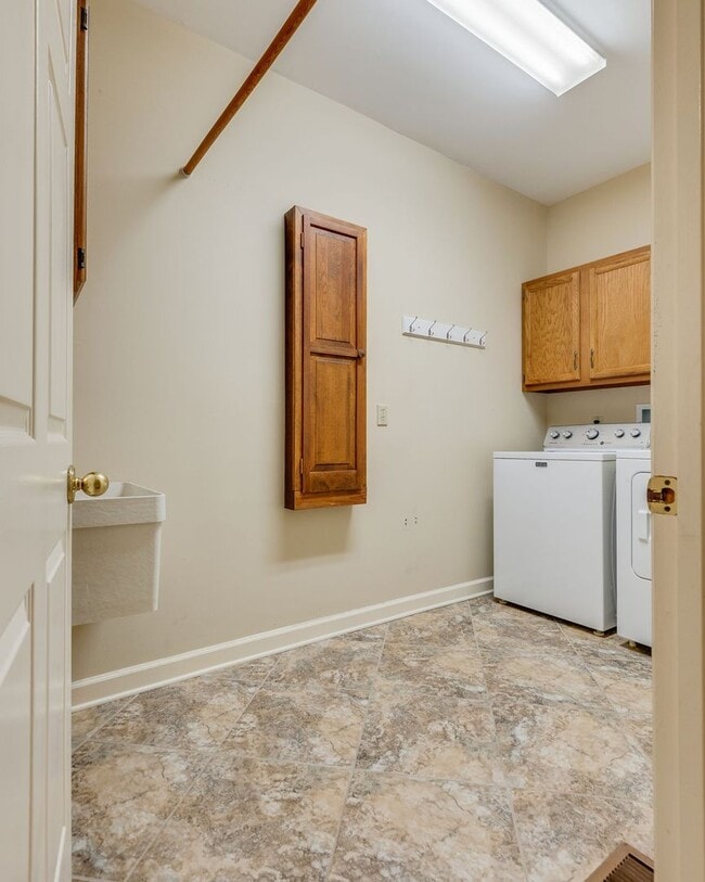 Building Photo - Experience lakefront living at its finest in the heart of East TN