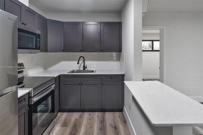 Building Photo - 4037 SW 65th Ave