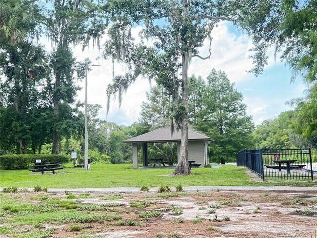 Building Photo - 497 Club Dr