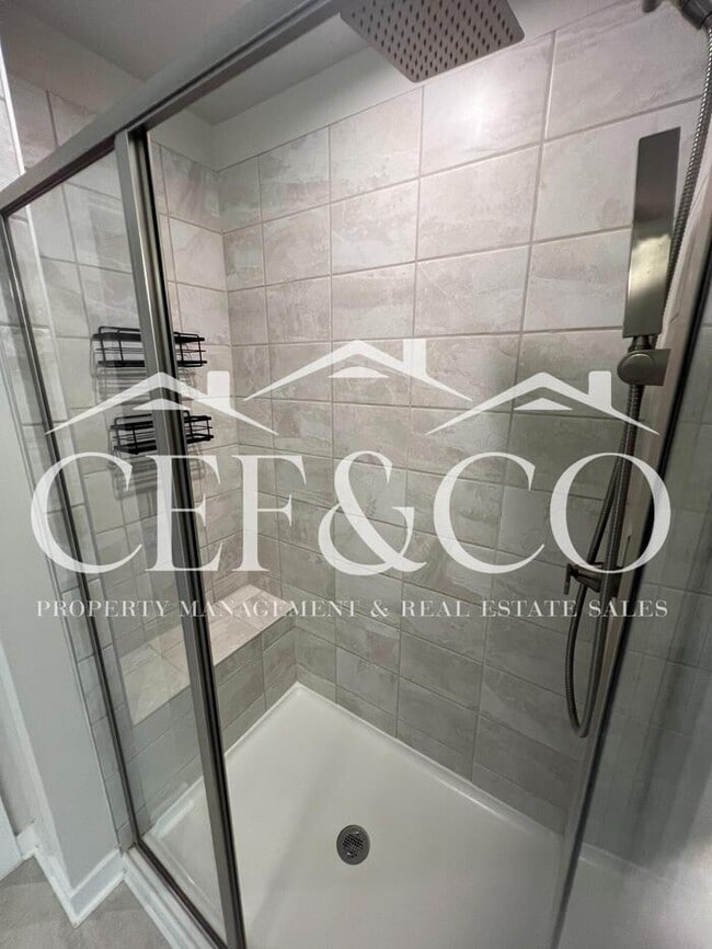 Building Photo - Spacious Townhome available in Spartanburg's East Side