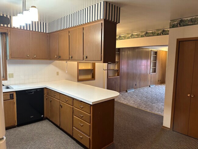Building Photo - 420 N Cedar Ave