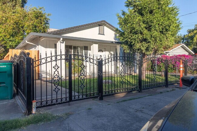 Building Photo - 608 S Golden Gate Ave