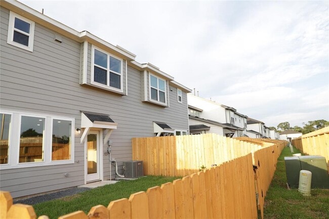 Building Photo - 27943 Western Crk Ct