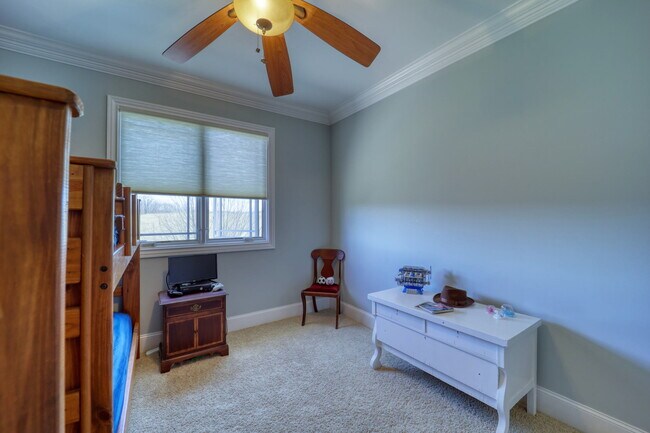 Building Photo - 137 N Ridge Ln