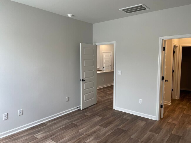 Building Photo - 2114 Northwest Dr
