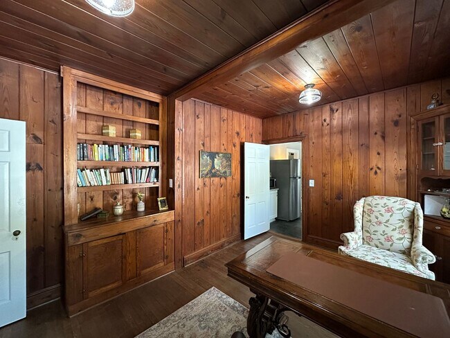 Building Photo - Fully Furnished 3 Bed 2 Bath Home