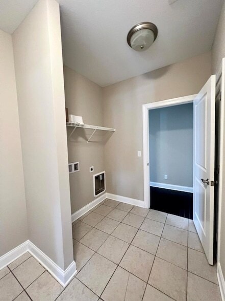 Building Photo - 9015 Seven Lakes Dr