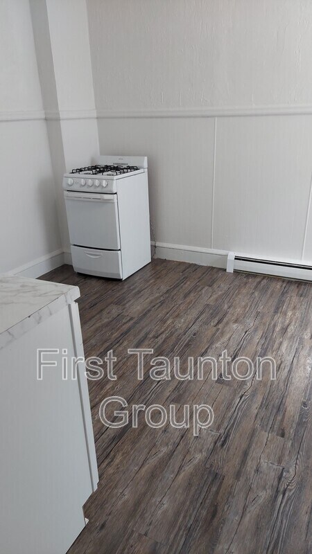 Building Photo - 9 Cedar St