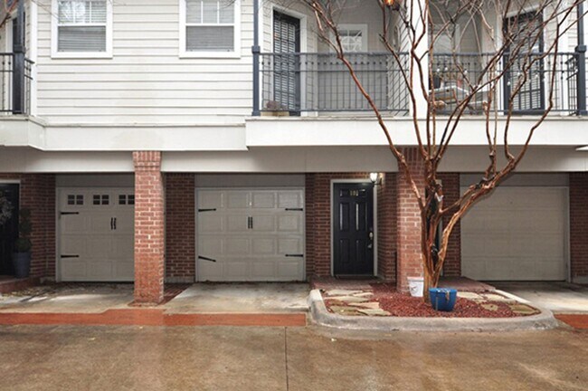 Building Photo - 2902 State St