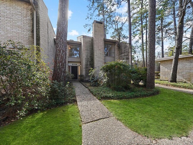 Building Photo - 2139 Lake Village Dr