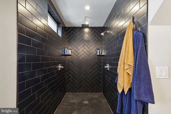 Building Photo - 1510 N Hollywood St