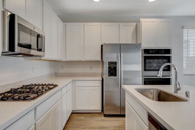 Building Photo - Newly built Home, gated