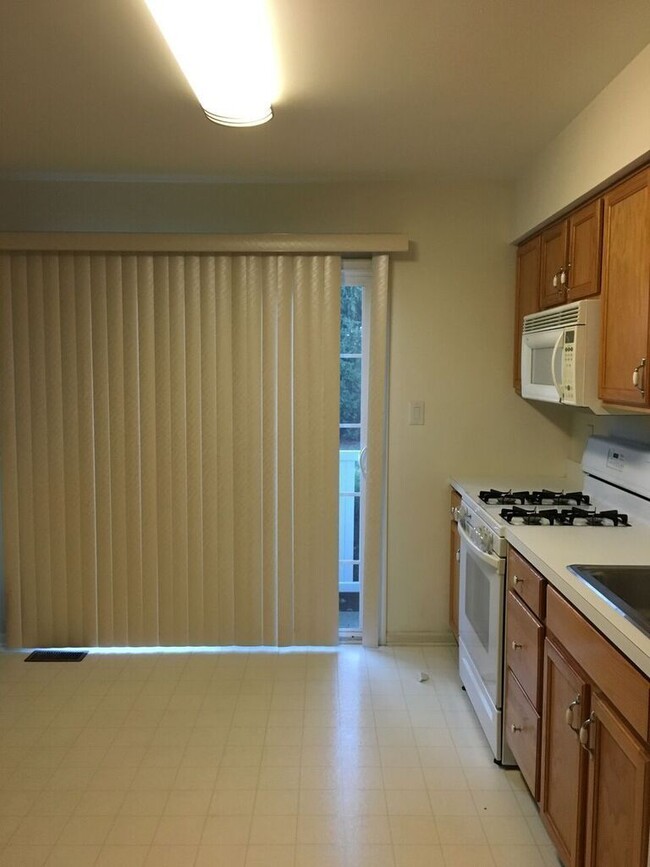 Building Photo - 3 bed 2.5 bath Townhouse - Mount Laurel