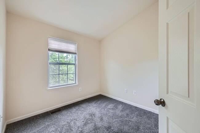 Building Photo - Spacious & Stylish 3BR/2.5BA TH in Frankli...