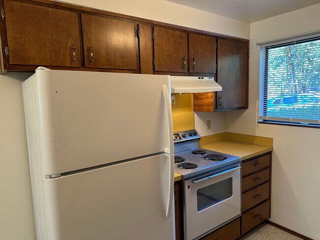 Building Photo - 2 bedroom 1.5 bathroom duplex in quiet Thurston neighborhood!