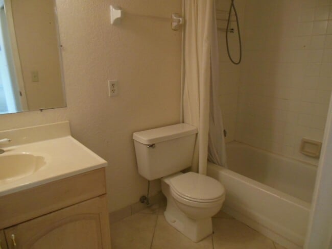 Building Photo - 500 Egret Cir