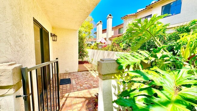 Building Photo - Beautiful, End Unit Condo, in the Very Des...