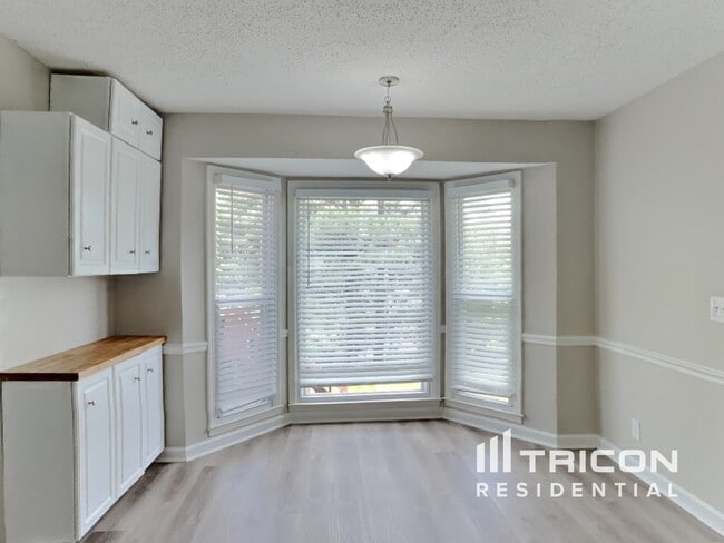 Building Photo - 5029 English Village Dr