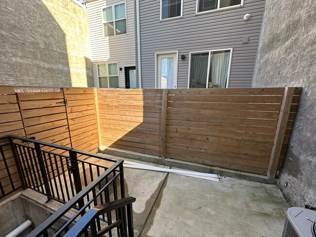 Building Photo - 2009 N Darien St