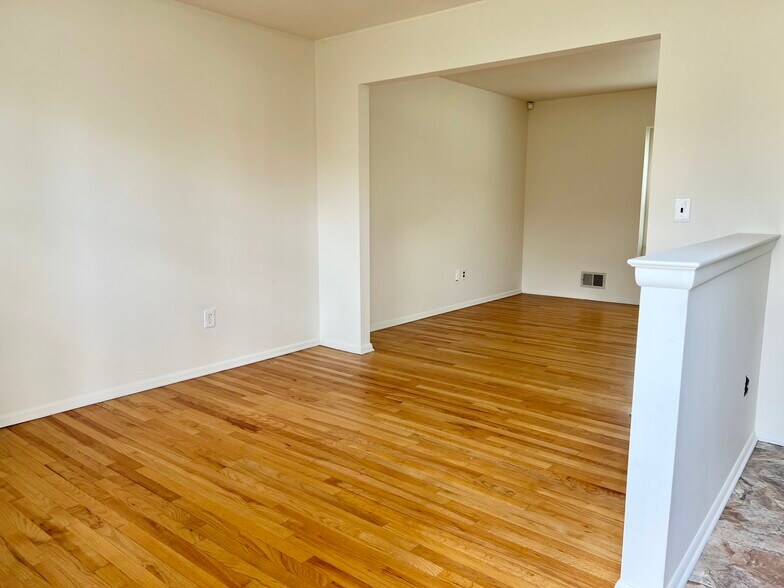 Building Photo - 944 Longboat Ave