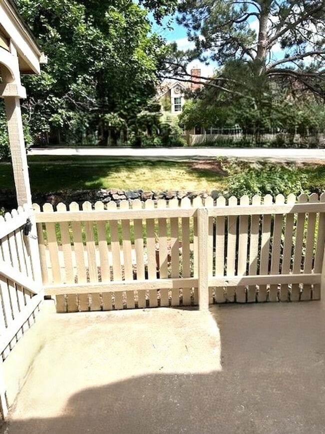Building Photo - Coming Soon! Charming Townhome South Aurora