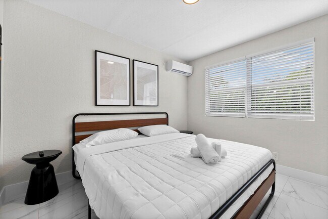 Building Photo - 710 SW 70th Ave