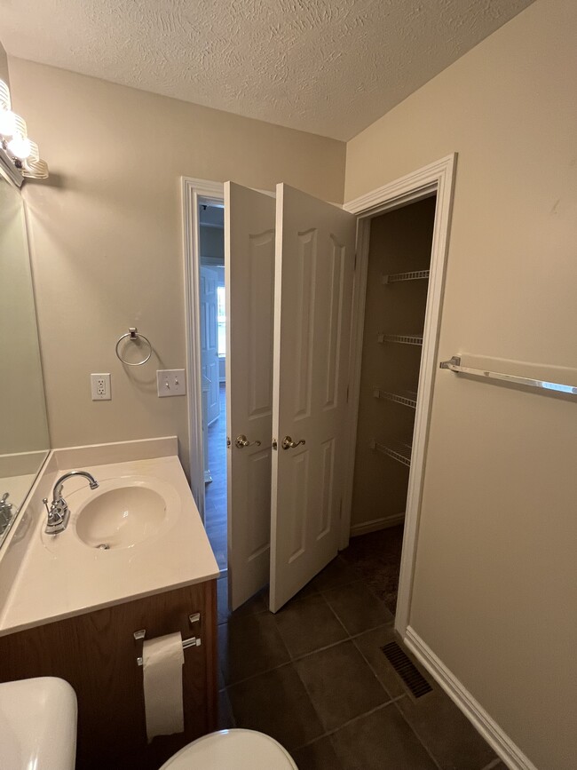 Building Photo - 6117 Upper Hunters Trce