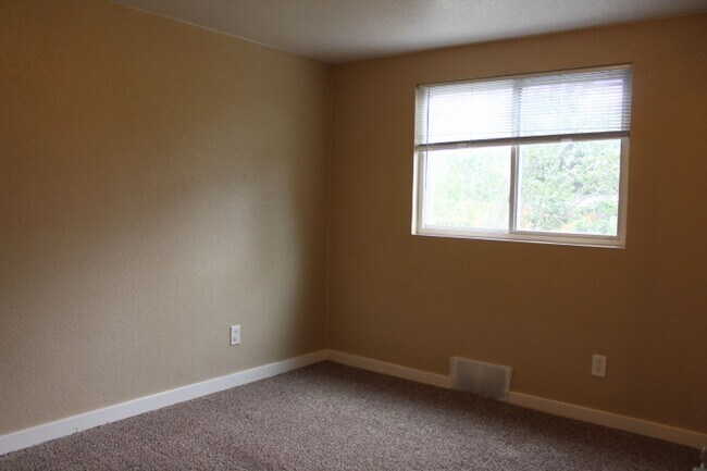 Building Photo - 3 BR/ 1 BA Ranch home in Commerce City!