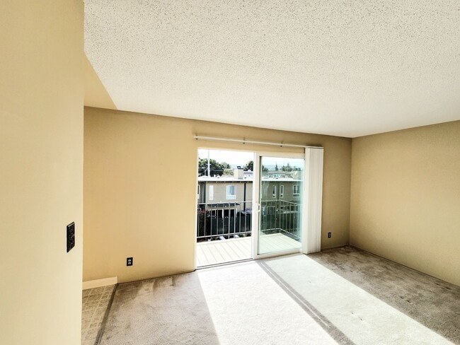 Building Photo - Woodlake Studio