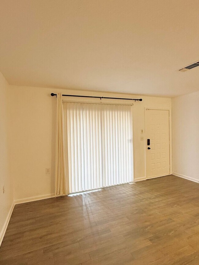 Building Photo - Now available! Charming 2 bed / 1 bath condo in a prime Tallahassee location.