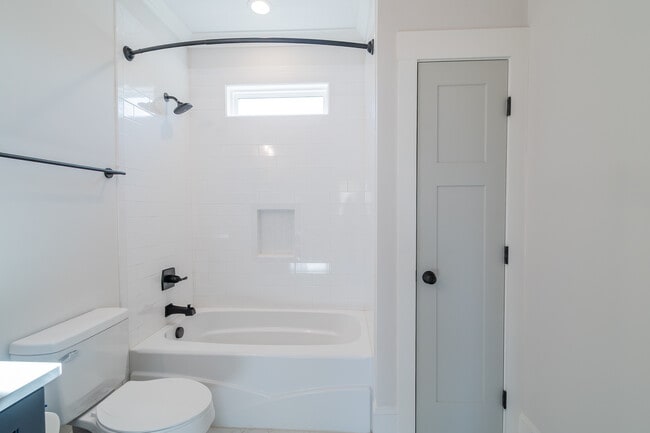 Building Photo - 1005 State St