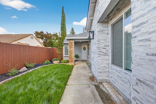 Building Photo - Bright & Spacious 3 Bed, 2 Bath Home – Must See!