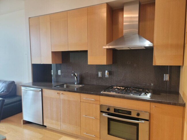 Building Photo - Beautiful 1 Bed 1 Bath Waterfront Condo w/...