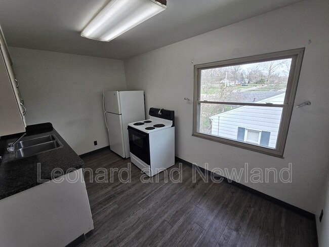 Building Photo - 576 Harding Rd