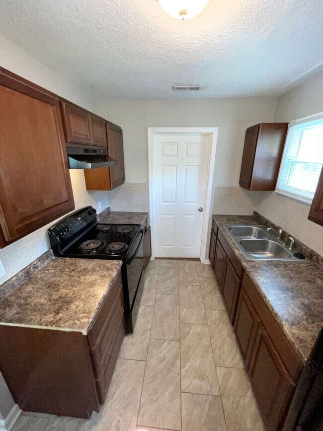Building Photo - Adorable Updated 1 Bed with 1 Bathroom Rem...