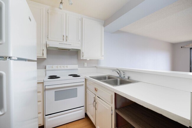 Building Photo - Corner unit with views!
