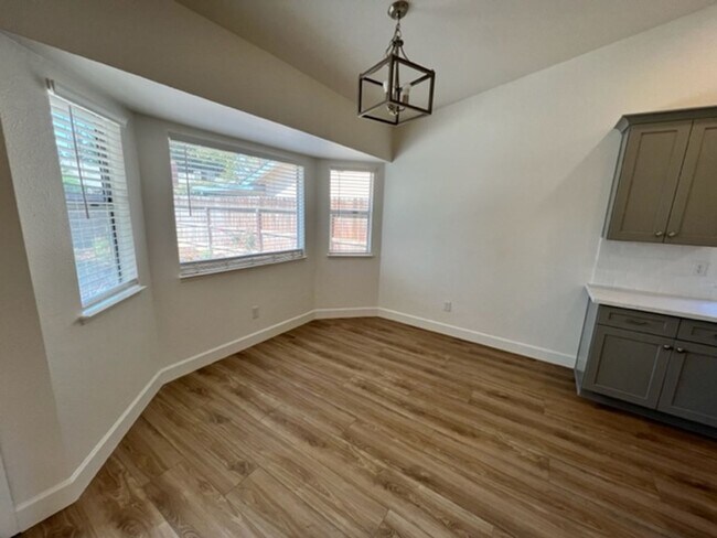 Building Photo - 1521 Cottonwood Ct S