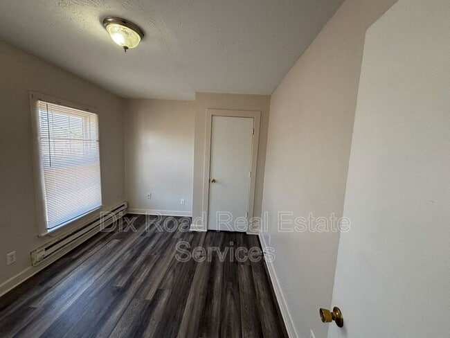 Building Photo - 829 Maple Ave