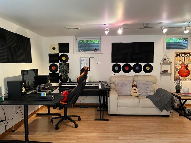 Building Photo - 4907 Pinewood Ct