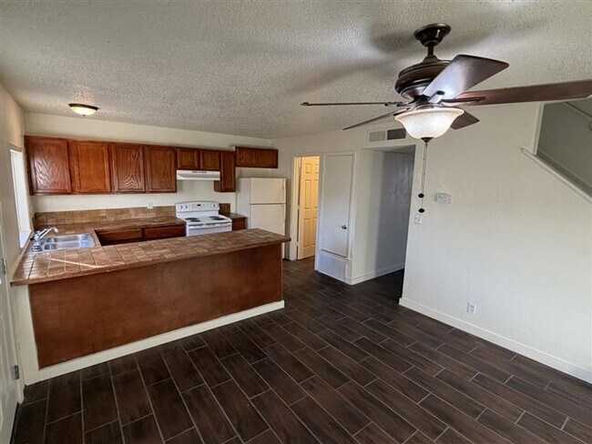 Building Photo - SPACIOUS 3/2.5 TOWN HOME