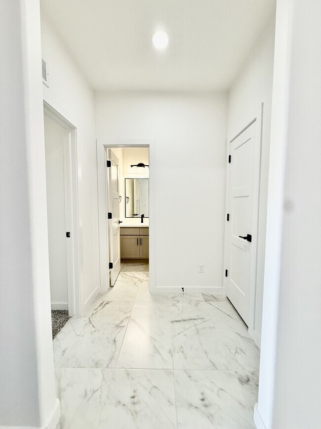 Building Photo - 15052 Destination Ave