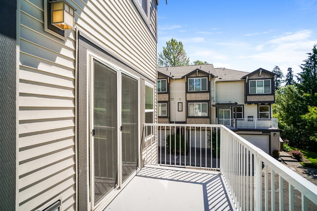 Building Photo - Charming Townhome Condo 3 Bedrooms / 2.5 B...