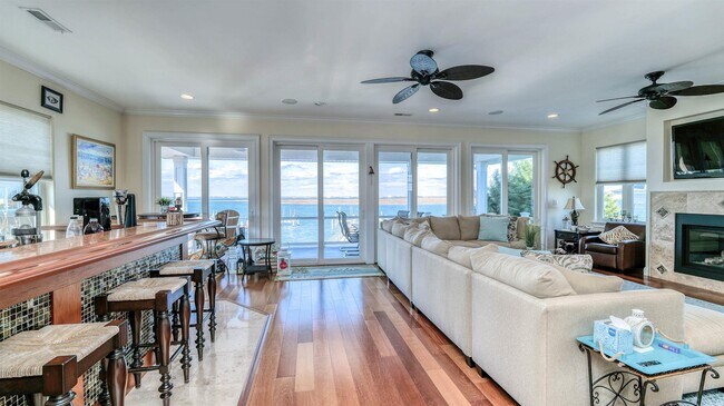 Building Photo - 909 N Cambridge Ave