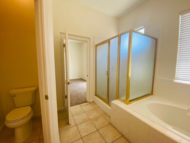 Building Photo - $2,690 Peach & Alluvial, Pool + Clovis Trail Access | W. Fallbrook Ave, Clovis