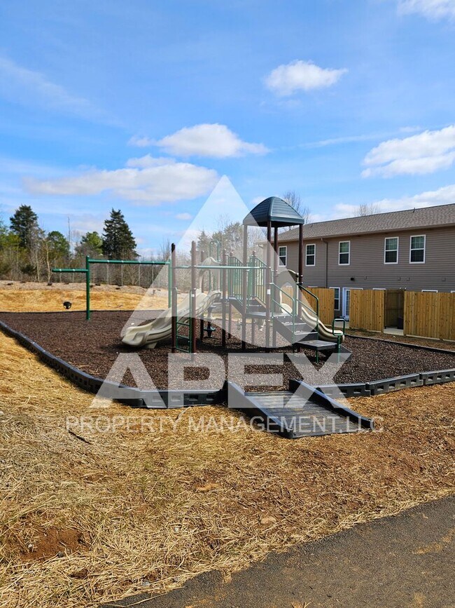 Building Photo - MOVE-IN SPECIAL,NO RENT TIL APRIL 1ST! - AVALON APARTMENT HOMES---NICE 3BD - 1BA Apartment off To...