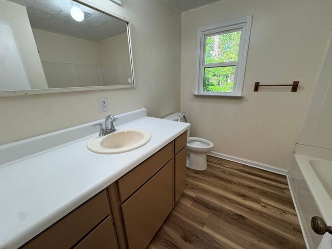 Building Photo - Well Maintained 3 Bedroom 2 Bath on a Private 1 Acre Lot