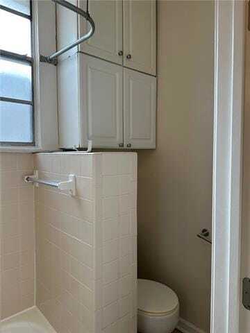 Building Photo - 844 1/2 Roosevelt Place Unit